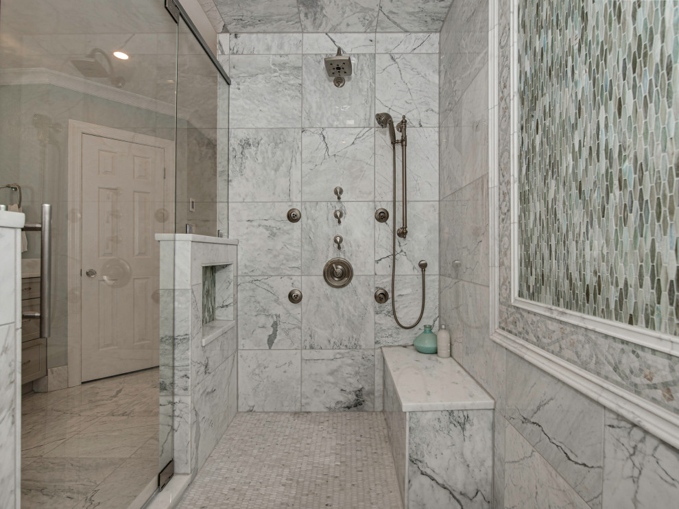 Inspiration för ett stort vintage en-suite badrum, med luckor med upphöjd panel, grå skåp, ett fristående badkar, en dubbeldusch, en toalettstol med hel cisternkåpa, marmorkakel, blå väggar, marmorgolv, ett undermonterad handfat och marmorbänkskiva