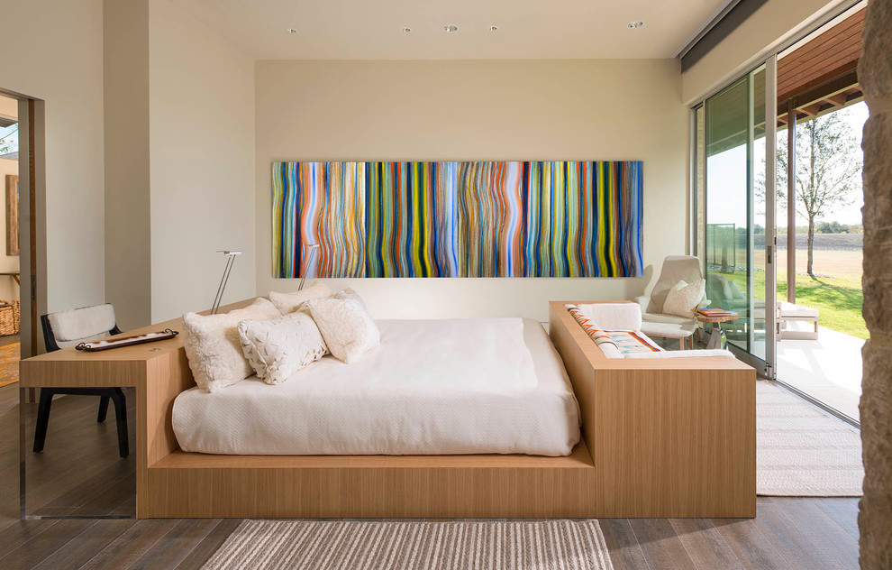 Inspiration for a mid-sized midcentury guest bedroom in Austin with beige walls and porcelain floors.