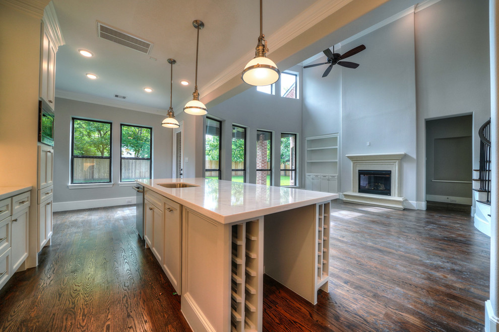 Transitional kitchen photo in Houston