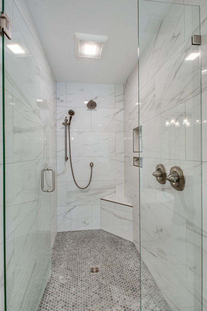 Klassisk inredning av ett stort en-suite badrum, med skåp i mörkt trä, ett undermonterad handfat och dusch med gångjärnsdörr