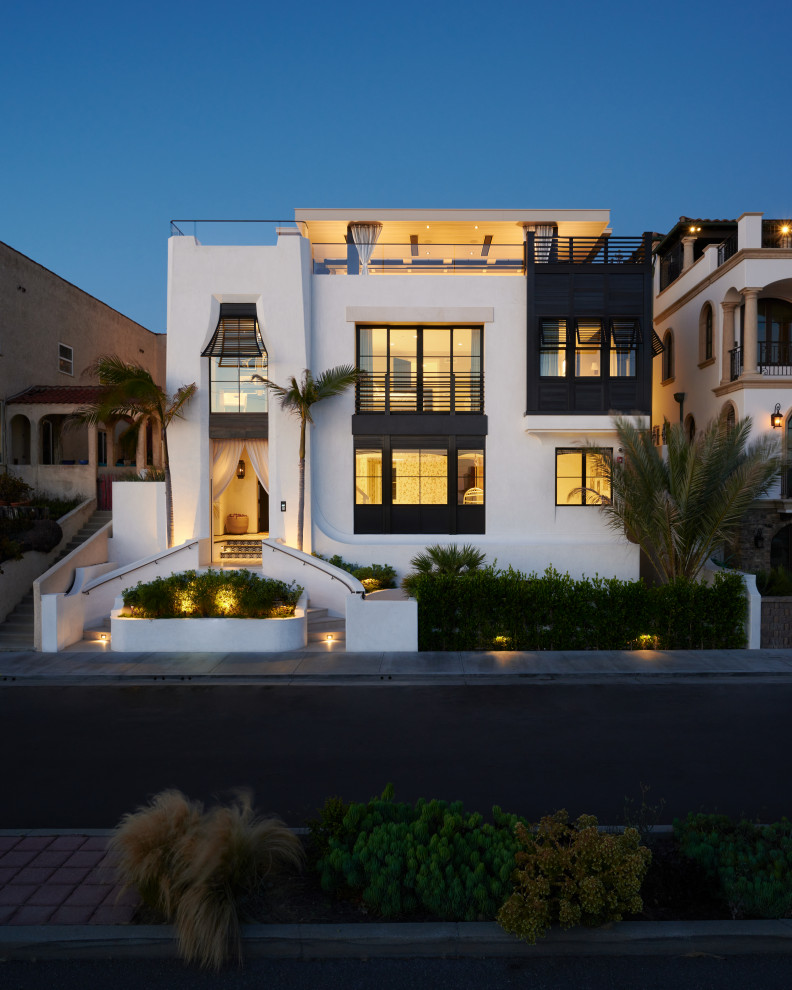Großes, Dreistöckiges Mediterranes Einfamilienhaus mit Putzfassade, weißer Fassadenfarbe, Flachdach, Blechdach und weißem Dach in Los Angeles