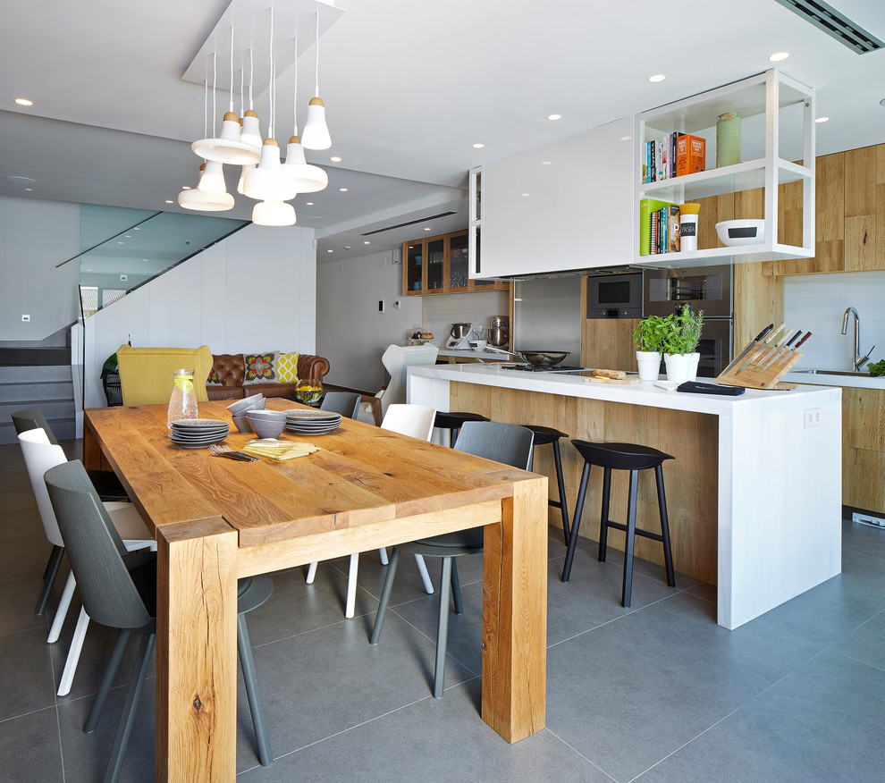 Design ideas for a contemporary eat-in kitchen in Barcelona with with island.