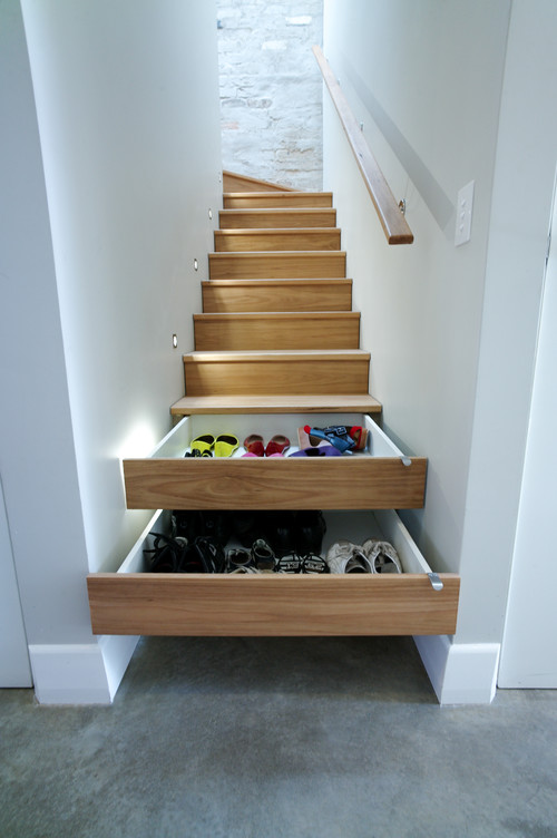 Udnyt trappen smart og funktionelt til bibliotek, kontor og køkkenø.