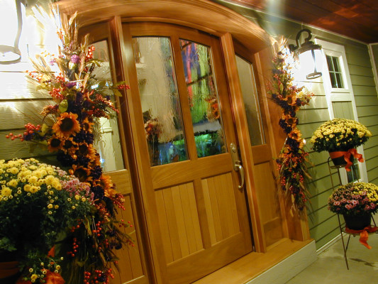Example of a transitional entryway design in Milwaukee