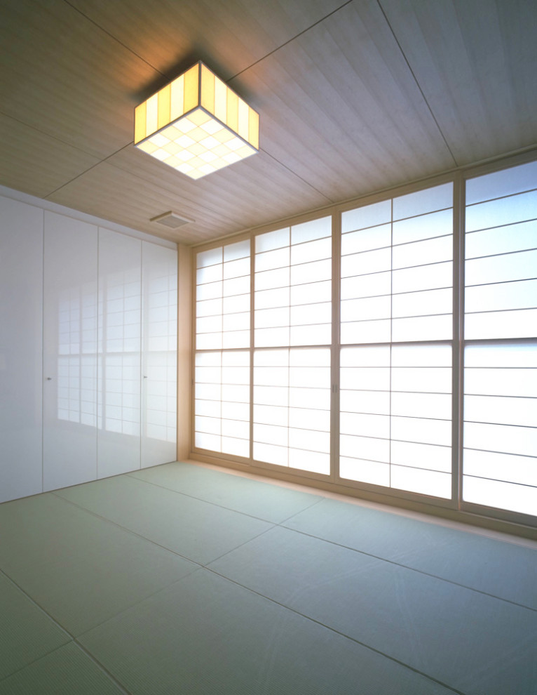 Mittelgroßes Modernes Gästezimmer mit weißer Wandfarbe, Tatami-Boden, Holzdecke und Holzwänden in Tokio Peripherie