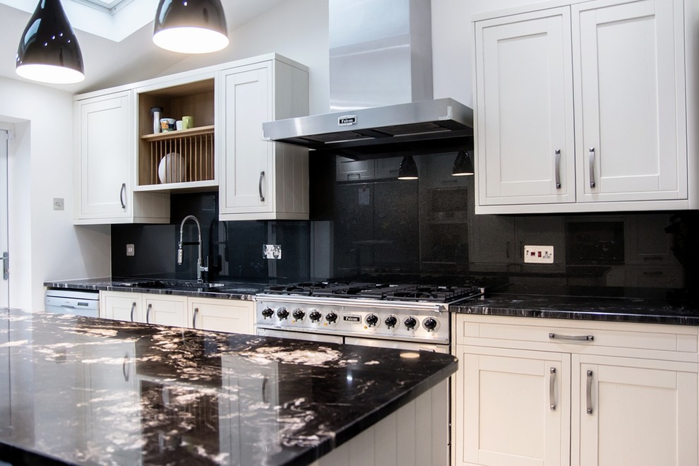 Moderne Küche mit Küchenrückwand in Schwarz und Glasrückwand in Hertfordshire