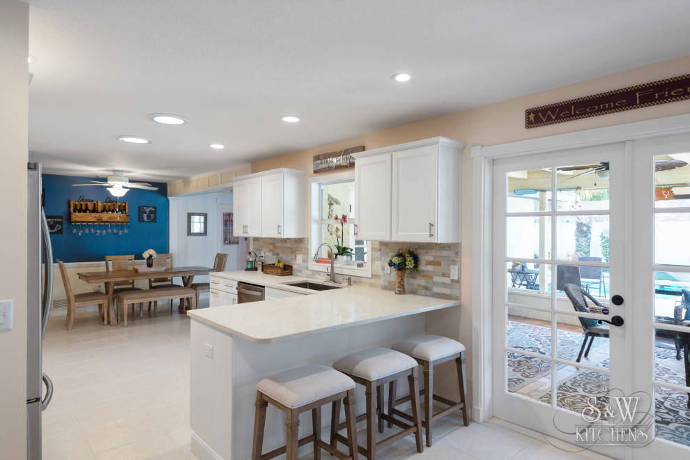 Transitional kitchen photo in Orlando