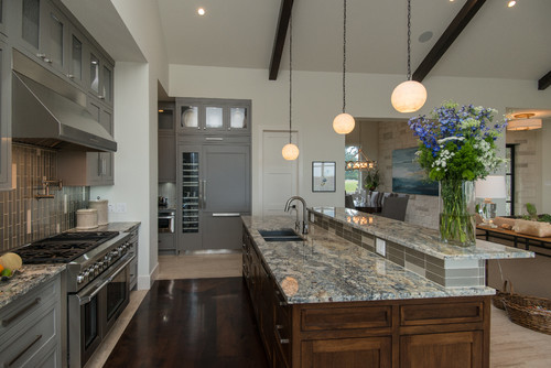 Transitional kitchen photo in Austin