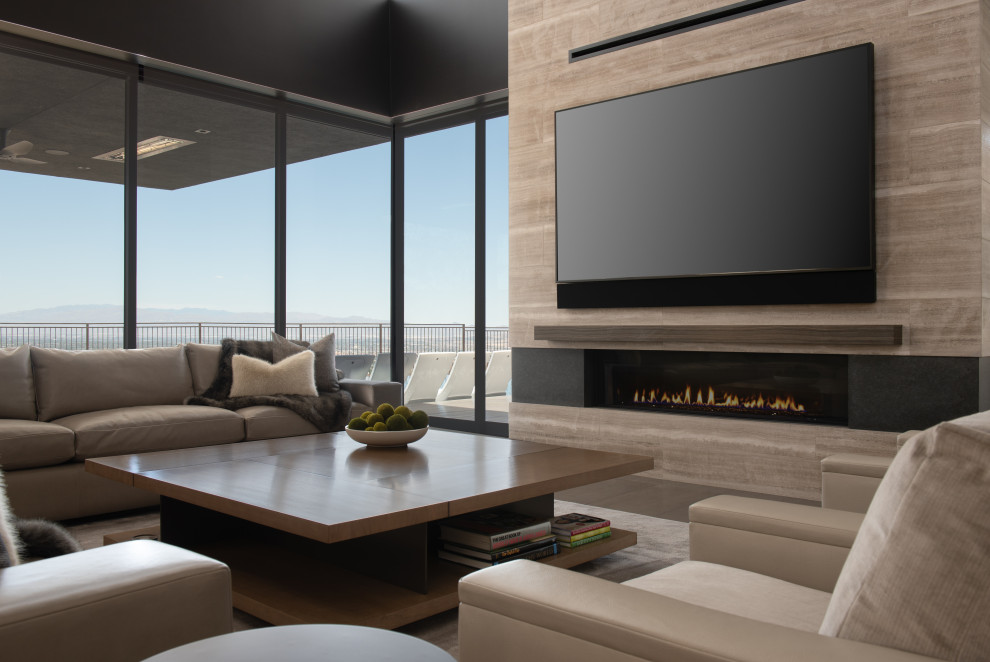 Modernes Wohnzimmer mit grauer Wandfarbe, Porzellan-Bodenfliesen, Gaskamin, Kaminumrandung aus Stein und grauem Boden in Sonstige