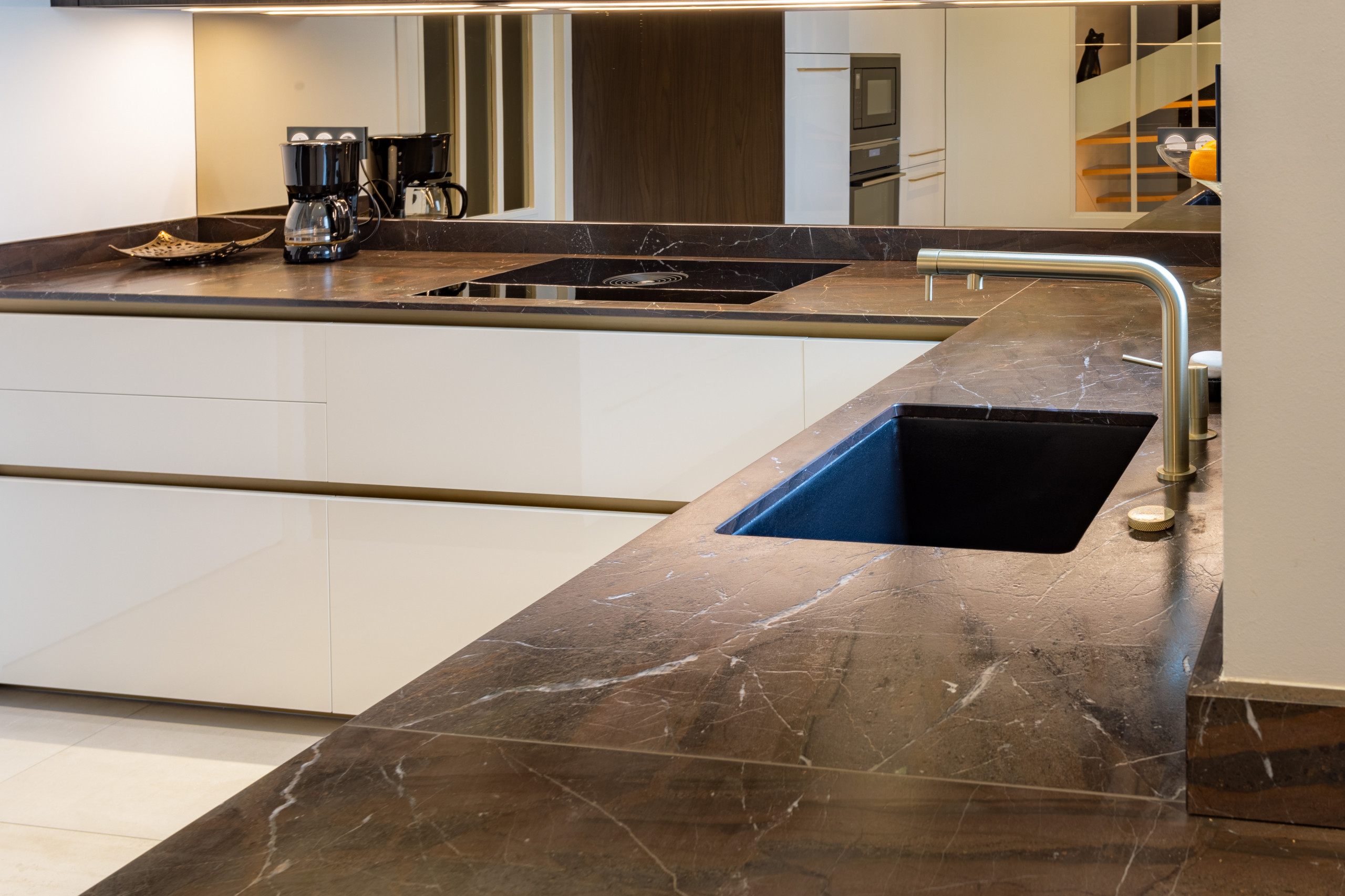 Création d'une cuisine chic dans une maison contemporaine aux finitions soignées