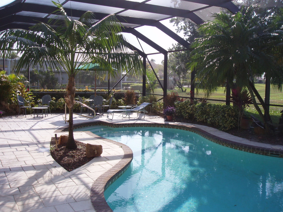 Вольер с навесом из поикарбоната для бассейна и патио