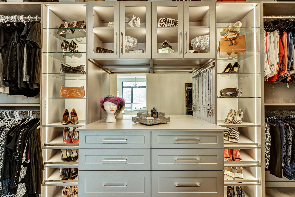 Imagen de armario vestidor unisex clásico renovado grande con armarios estilo shaker y suelo de madera clara