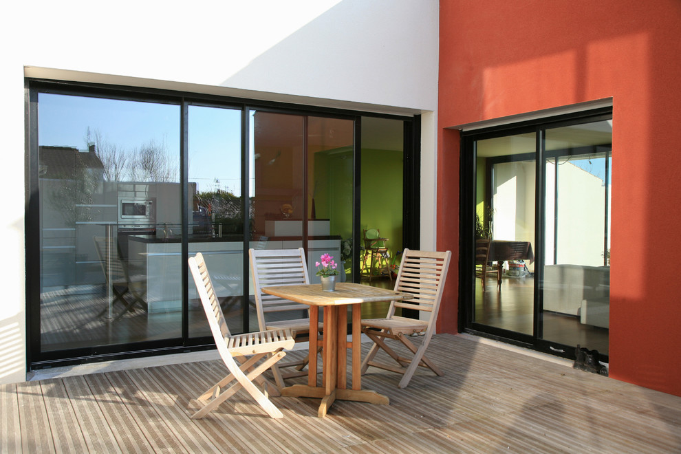 Mid-sized traditional courtyard deck in Nantes with no cover.