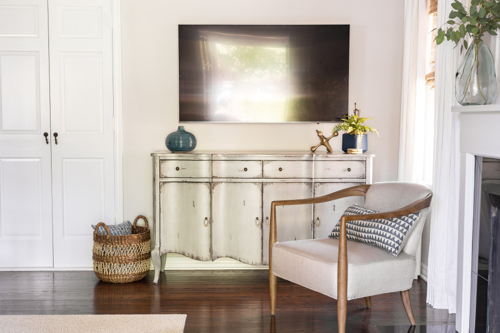Bild på ett mellanstort vintage separat vardagsrum, med grå väggar, mellanmörkt trägolv, en standard öppen spis, en spiselkrans i sten, en väggmonterad TV och brunt golv