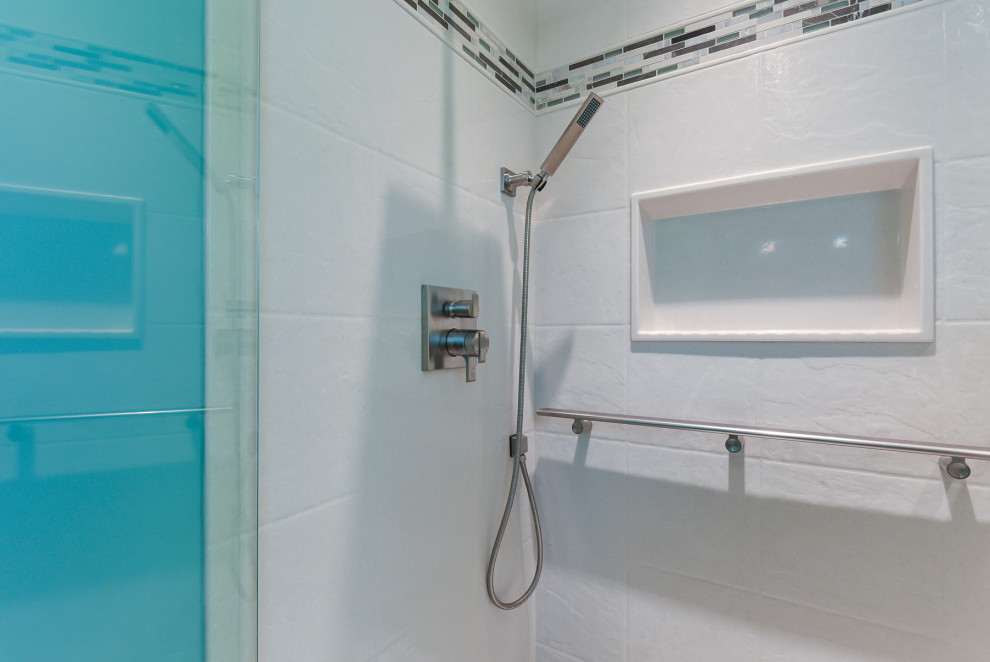Свежая идея для дизайна: главная ванная комната среднего размера в скандинавском стиле с двойным душем и душем с распашными дверями - отличное фото интерьера