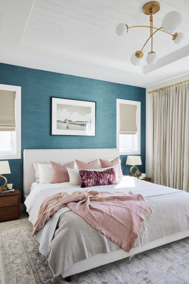 Mittelgroßes Landhausstil Hauptschlafzimmer mit blauer Wandfarbe, Teppichboden, beigem Boden, Holzdielendecke und Tapetenwänden in San Francisco