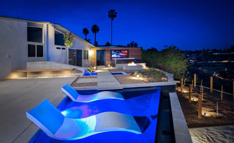 This is an example of a modern backyard full sun garden in San Diego with concrete pavers.