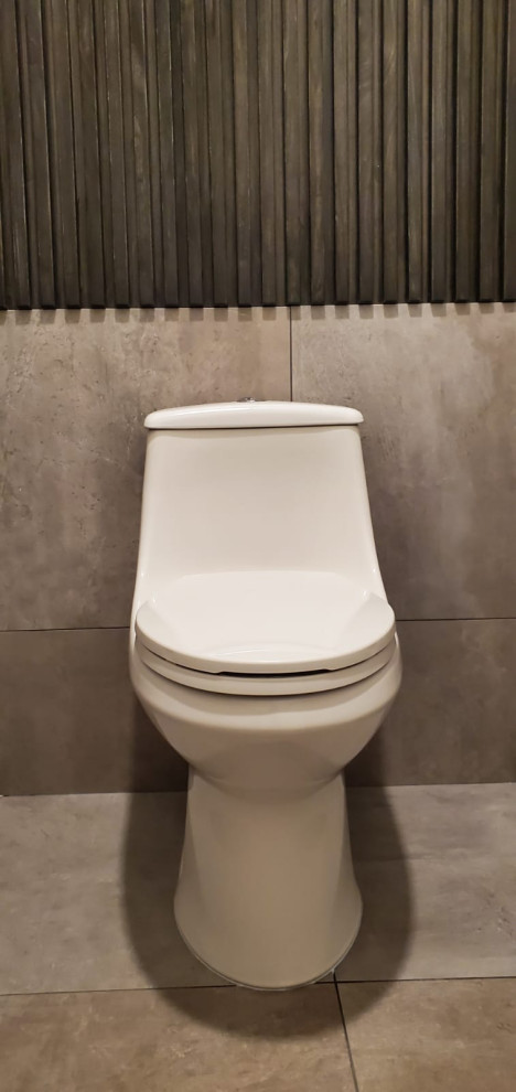 Idées déco pour un grand WC et toilettes rétro en bois foncé avec un placard à porte plane, WC à poser, un carrelage gris, un sol en carrelage de porcelaine, un plan de toilette en quartz modifié et meuble-lavabo suspendu.