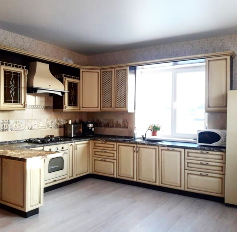 Классическая п-образная кухня из массива дуба