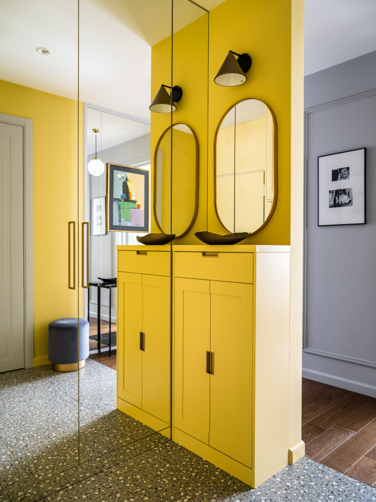 Источник вдохновения для домашнего уюта: входная дверь среднего размера в современном стиле с желтыми стенами, полом из керамогранита, одностворчатой входной дверью, желтой входной дверью и разноцветным полом