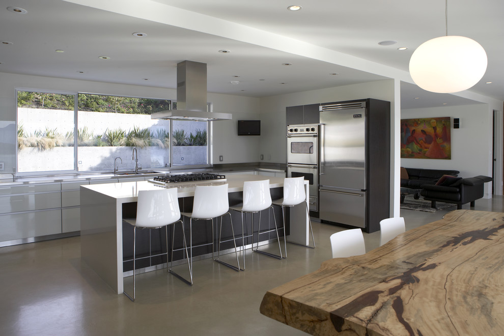 Inspiration for a modern kitchen in Vancouver with stainless steel appliances.