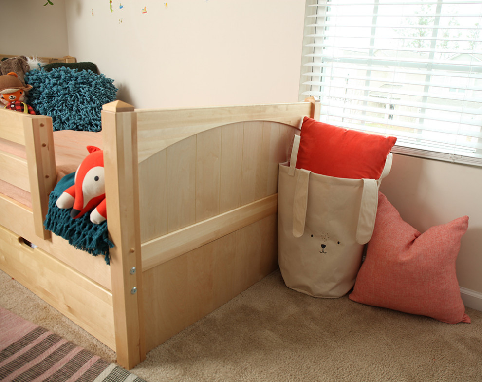 Cette photo montre une petite chambre d'enfant de 1 à 3 ans nature avec un mur vert.