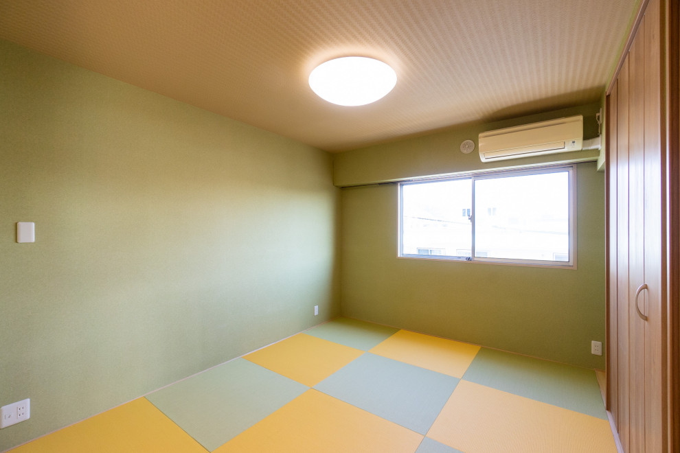 Aménagement d'une salle de séjour avec un mur vert, un sol de tatami, aucune cheminée, un sol jaune, un plafond en papier peint et du papier peint.