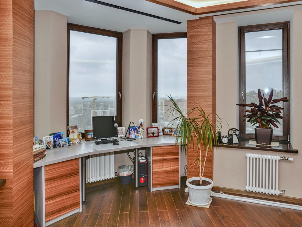 Письменный стол со вставками из американского ореха.