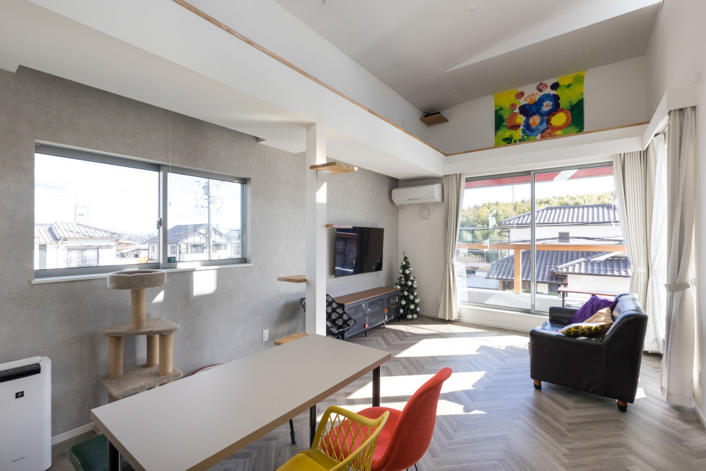 Modernes Wohnzimmer im Loft-Stil mit grauer Wandfarbe, Vinylboden, TV-Wand, grauem Boden, Tapetendecke und Tapetenwänden in Sonstige