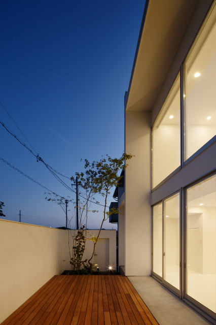 真っ白なインテリアの住宅＿テラス夜景 moderne-terrasse-et-patio