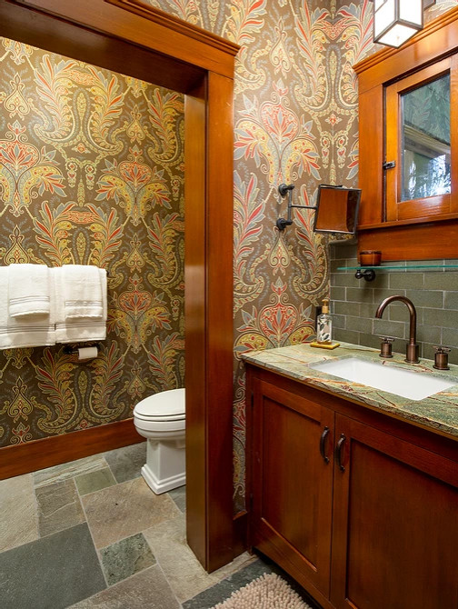 Cette photo montre une grande salle d'eau craftsman en bois brun avec un placard à porte shaker, une baignoire encastrée, une douche d'angle, WC séparés, un carrelage vert, un carrelage métro, un mur vert, un sol en ardoise, un lavabo encastré, un plan de toilette en marbre, un sol multicolore, une cabine de douche à porte battante, un plan de toilette vert, un banc de douche, meuble double vasque, meuble-lavabo encastré, un plafond voûté et du papier peint.
