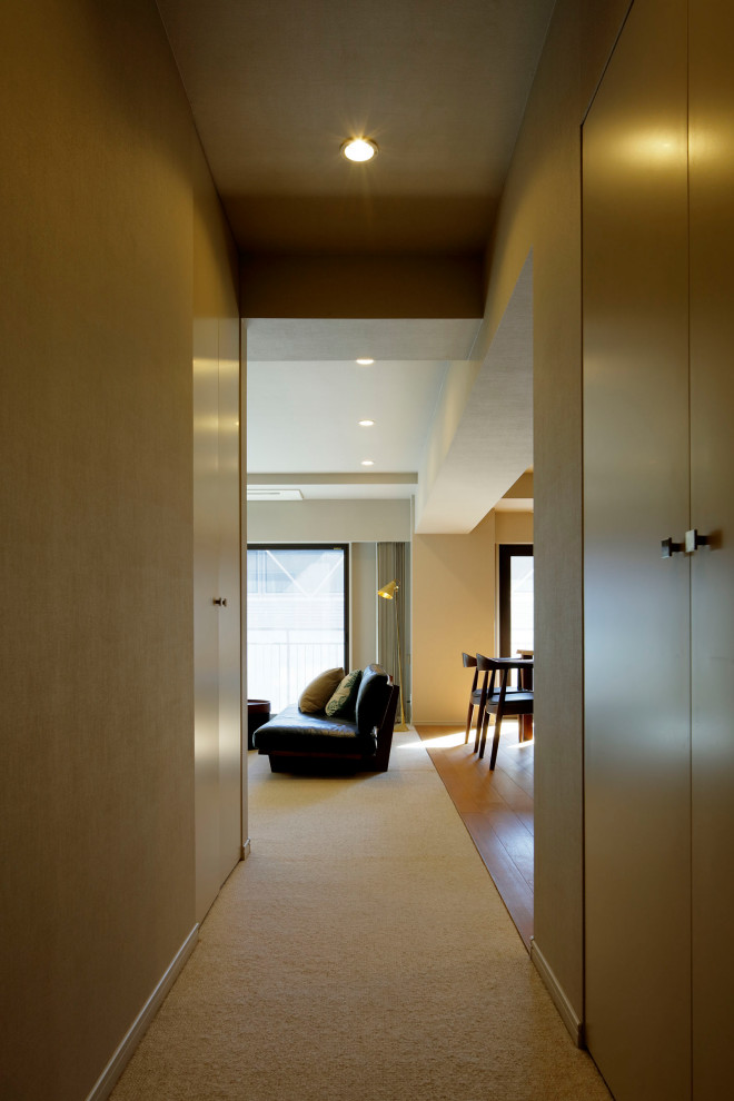 Idee per un ingresso o corridoio moderno di medie dimensioni con pareti grigie, moquette, pavimento grigio, soffitto in carta da parati e carta da parati