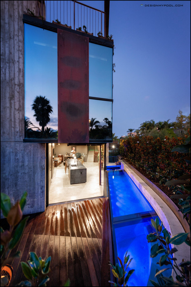 Kleiner Moderner Infinity-Pool hinter dem Haus in individueller Form mit Pool-Gartenbau in Los Angeles