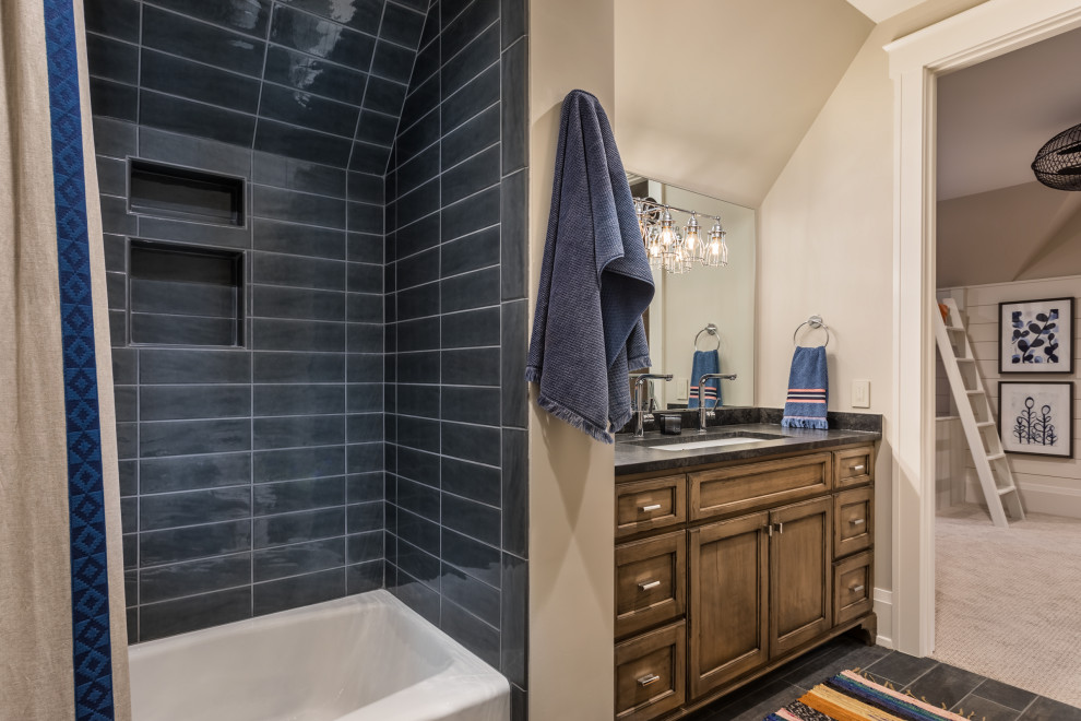 Bild på ett rustikt grå grått badrum för barn, med skåp i mellenmörkt trä, ett badkar i en alkov, en dusch/badkar-kombination, blå kakel, tunnelbanekakel, bänkskiva i kvartsit och dusch med duschdraperi