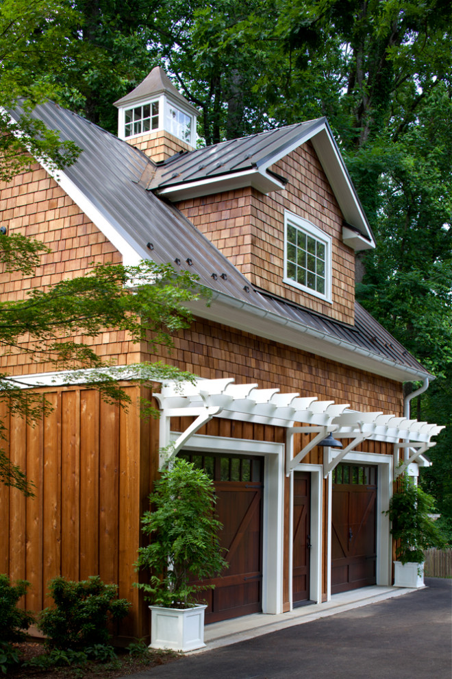 Réalisation d'une façade de maison marron chalet en bois et planches et couvre-joints à un étage avec un toit à deux pans, un toit en métal et un toit marron.