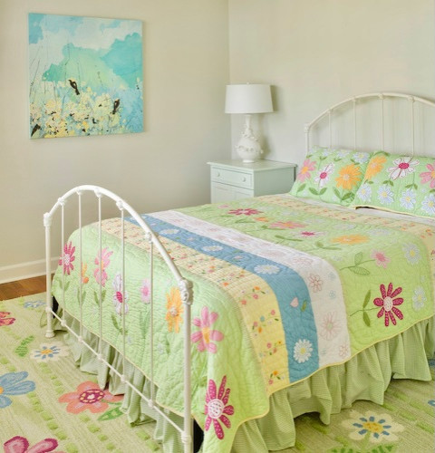 Foto de habitación de invitados marinera de tamaño medio con paredes verdes, suelo de madera en tonos medios y suelo marrón