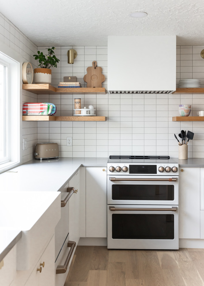 Idéer för ett grå kök och matrum, med släta luckor, vita skåp, bänkskiva i kvartsit, vitt stänkskydd och vita vitvaror
