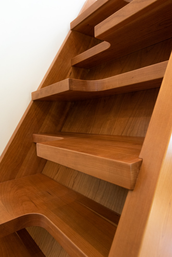 Modelo de escalera recta costera pequeña con escalones de madera, contrahuellas de madera y barandilla de metal