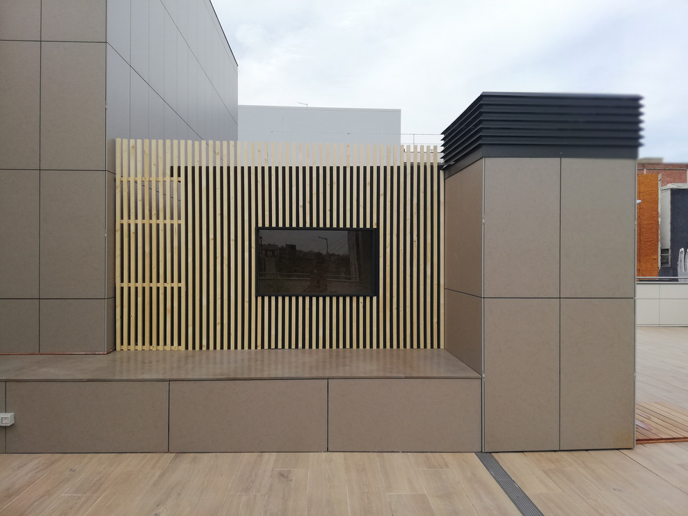 Diseño de terraza in azotea With ducha exterior and pérgola