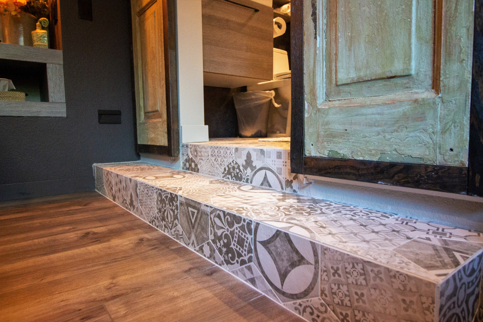 Contemporary Treehouse Guest Bathroom