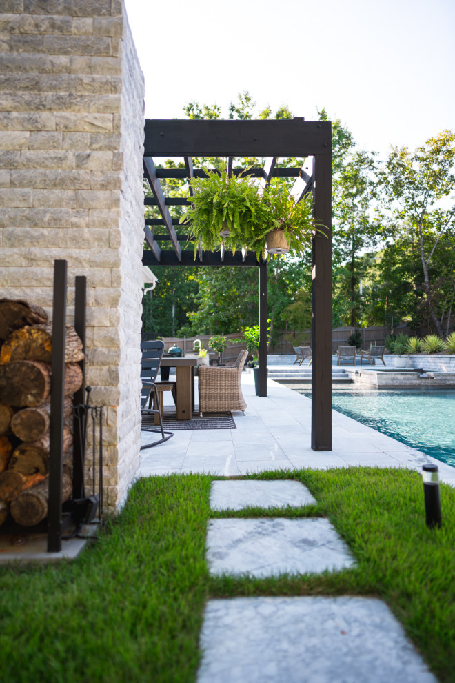 Mittelgroßer Moderner Pool hinter dem Haus in rechteckiger Form mit Natursteinplatten in Raleigh