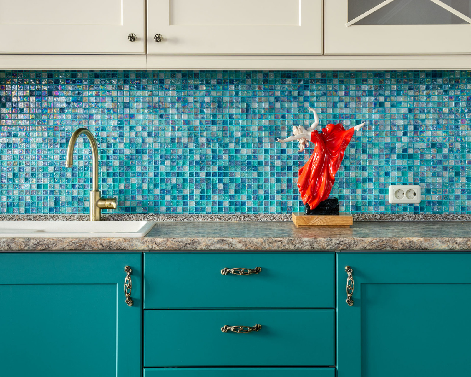 Контрастная кухня в Пензе