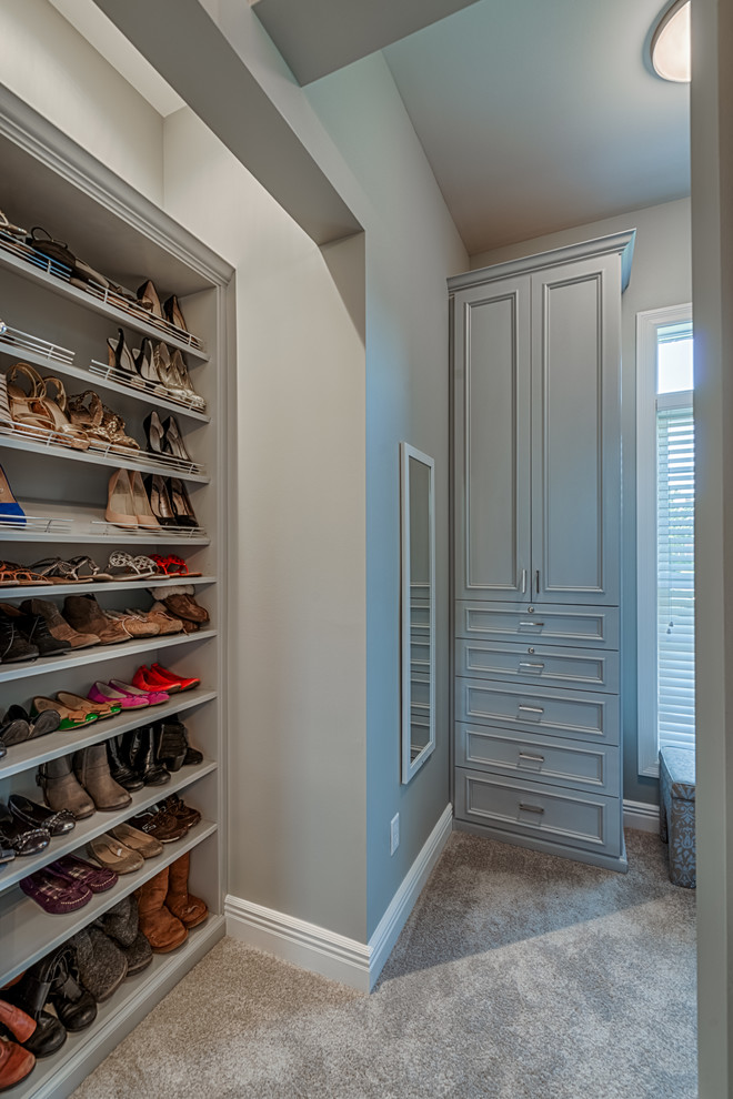 Inspiration for a modern storage and wardrobe in St Louis.