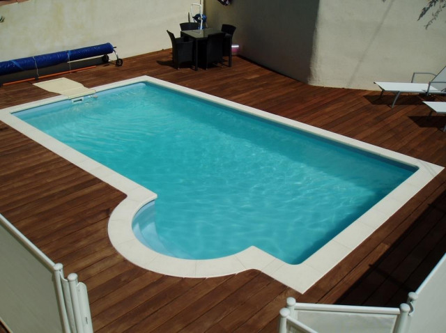Pools swimming-pool-and-hot-tub