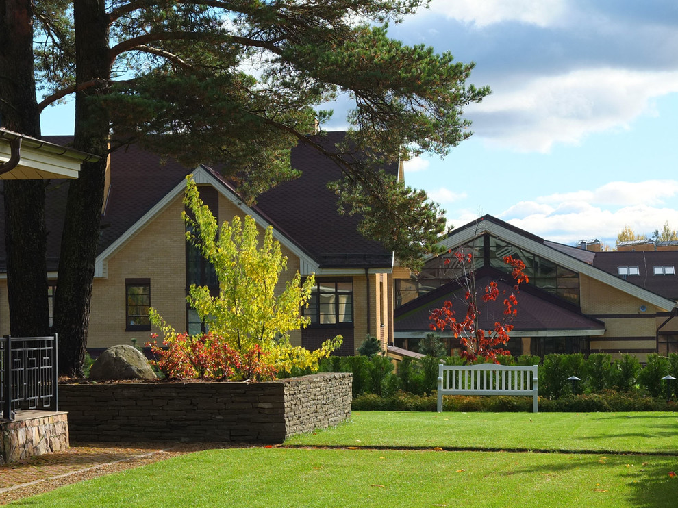 Участок со старой сосной