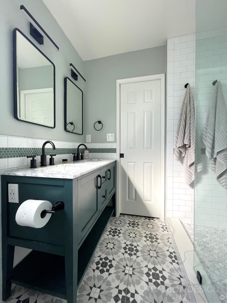 Идея дизайна: маленькая ванная комната в стиле кантри с фасадами в стиле шейкер, зелеными фасадами, душем в нише, раздельным унитазом, белой плиткой, плиткой кабанчик, зелеными стенами, полом из керамогранита, душевой кабиной, врезной раковиной, мраморной столешницей, разноцветным полом, открытым душем, белой столешницей, нишей, тумбой под две раковины и напольной тумбой для на участке и в саду