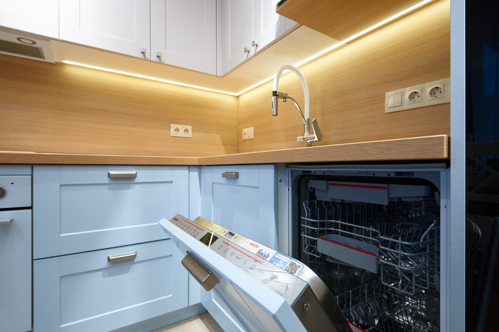 Кухня из эмали и шкаф для хранения