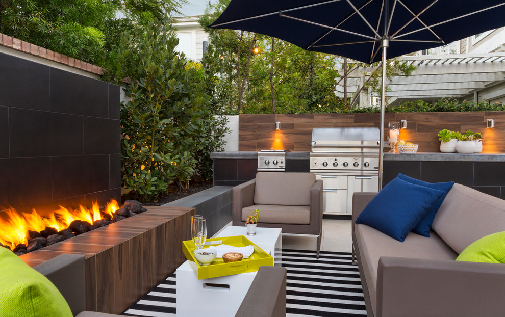 Inspiration for a small contemporary backyard garden in Los Angeles with a fire feature.