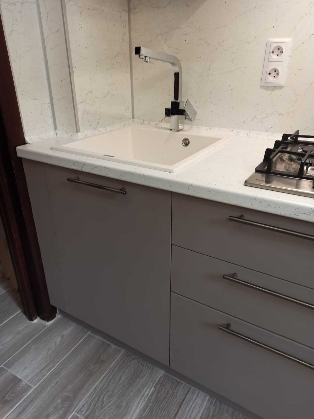 Небольшая кухня в бежевых тонах с комодом