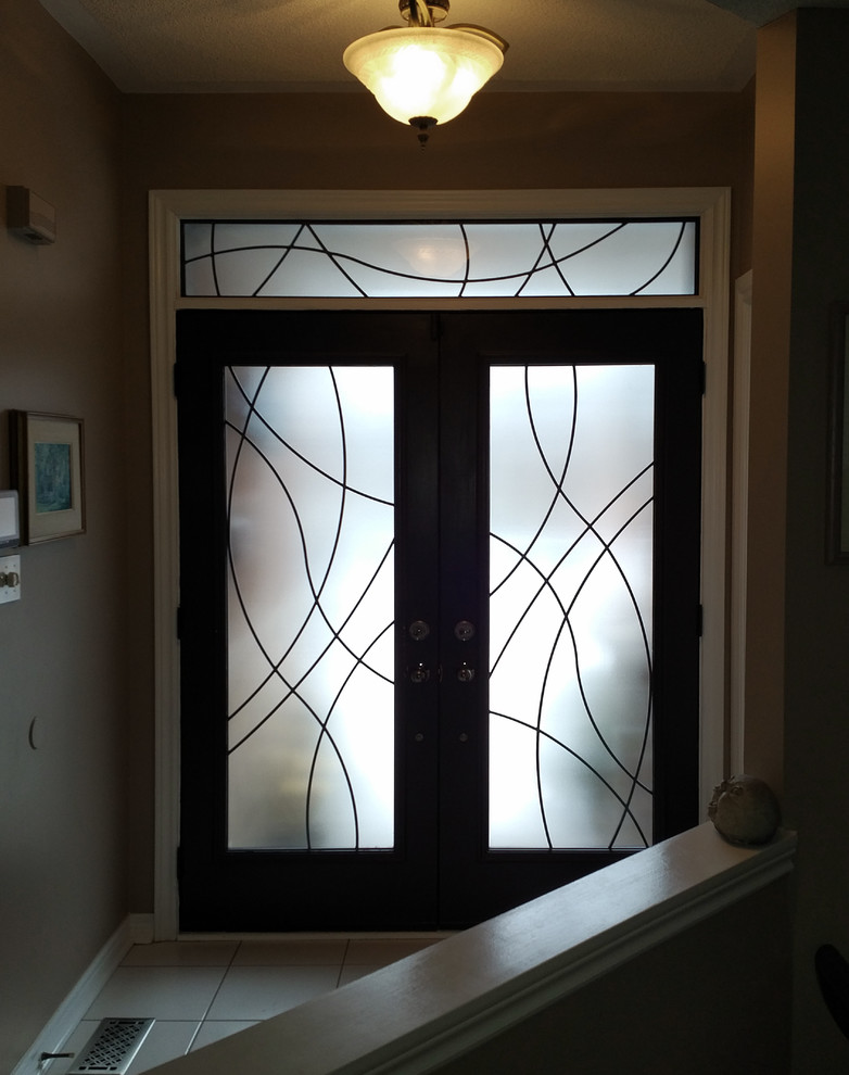 Entryway - transitional entryway idea in Toronto